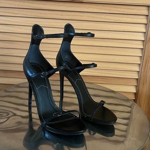 KENDALL + KYLE BLACK STRAPPY SANDAL